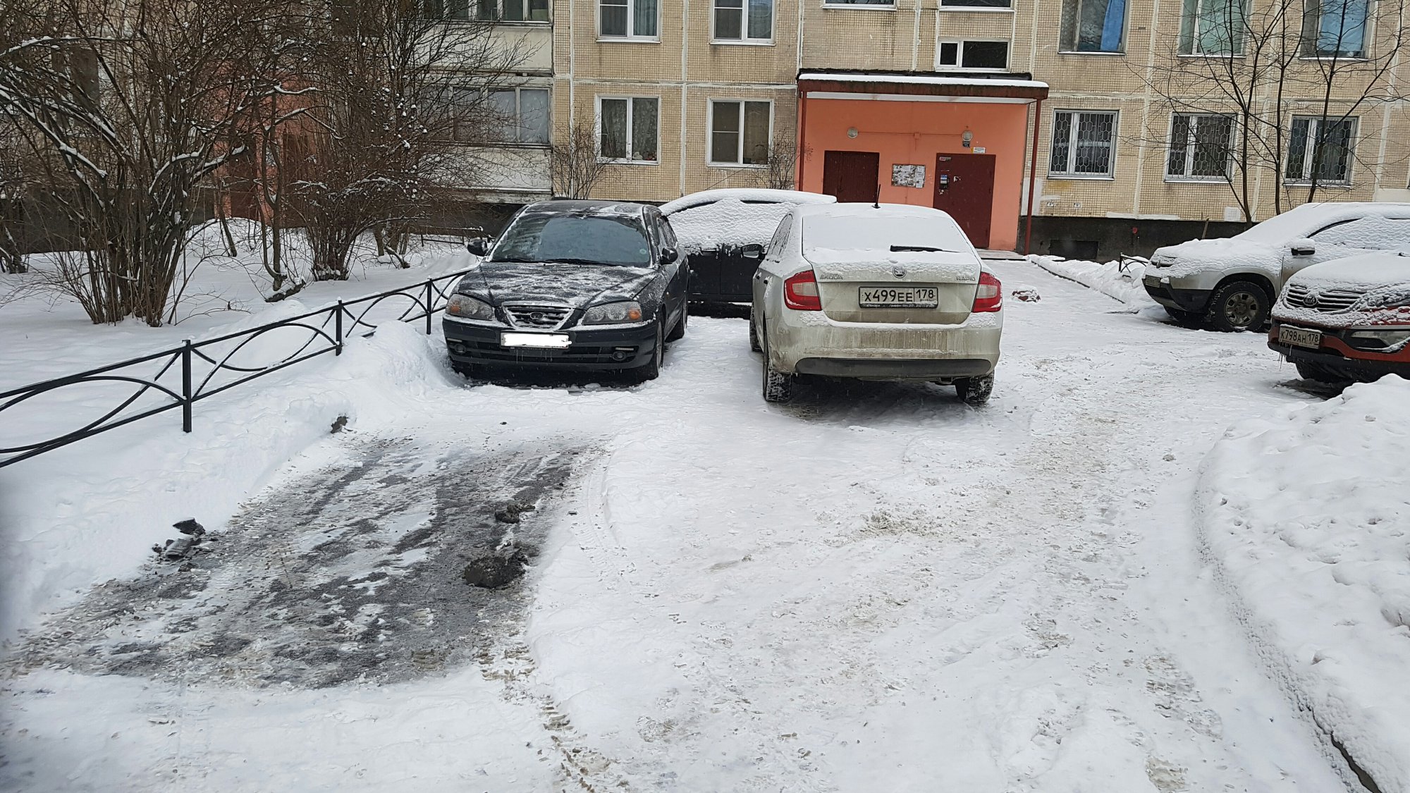 Машины во дворе зимой